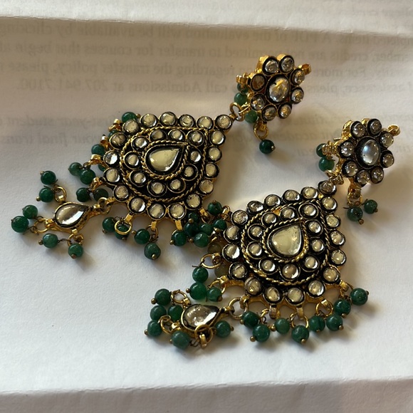 Green kundan long Indian Earring - Picture 3 of 4